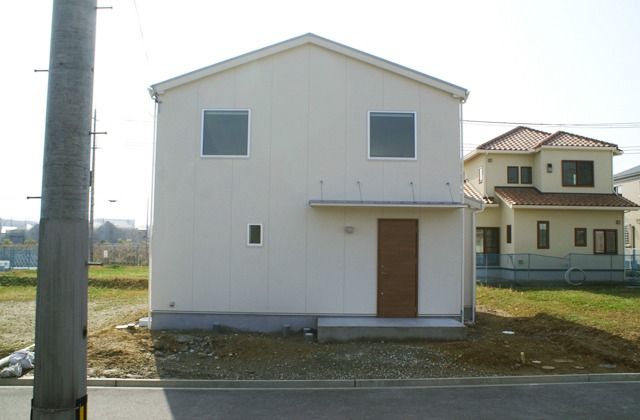 かわいい、シンプルな外観。ご主人様が造園業の方なので、これから家にマッチした外構になっていくのが楽しみです