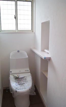 トイレにも、デッドスペースを利用した収納を設けています。