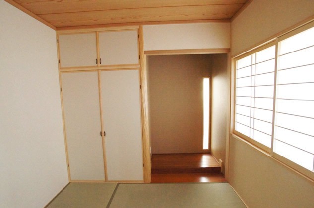 和室は、現代和室。スリットの窓が床の間のアクセントになっています