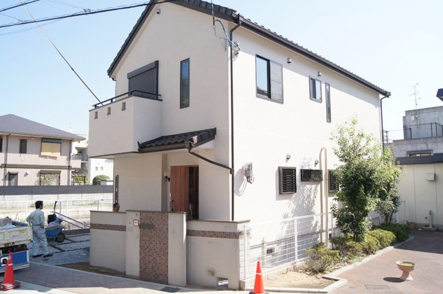 外壁は、ジョリパット塗装仕上。外構の門柱も同じ仕様にして統一感を