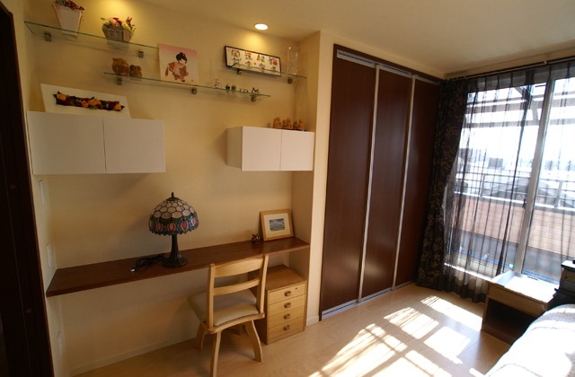 奥様のお部屋。これまでのちょっとした思い出を飾る飾棚。