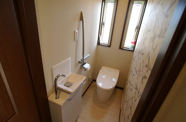 トイレにも、手洗いを設けました。一面だけクロスの柄を変えることで雰囲気がぐっと変ります