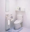 男子は洋式トイレで小をする・・・