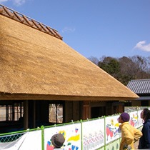 大学時代アルバイトで茅葺屋根を葺く手伝いをしました。