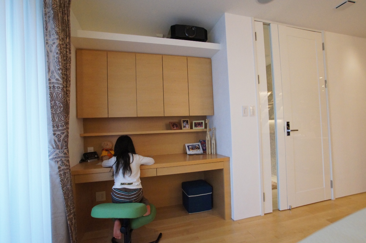 子供の勉強する場所をリビングに設けることで、ママやパパに見てもらうことができます。