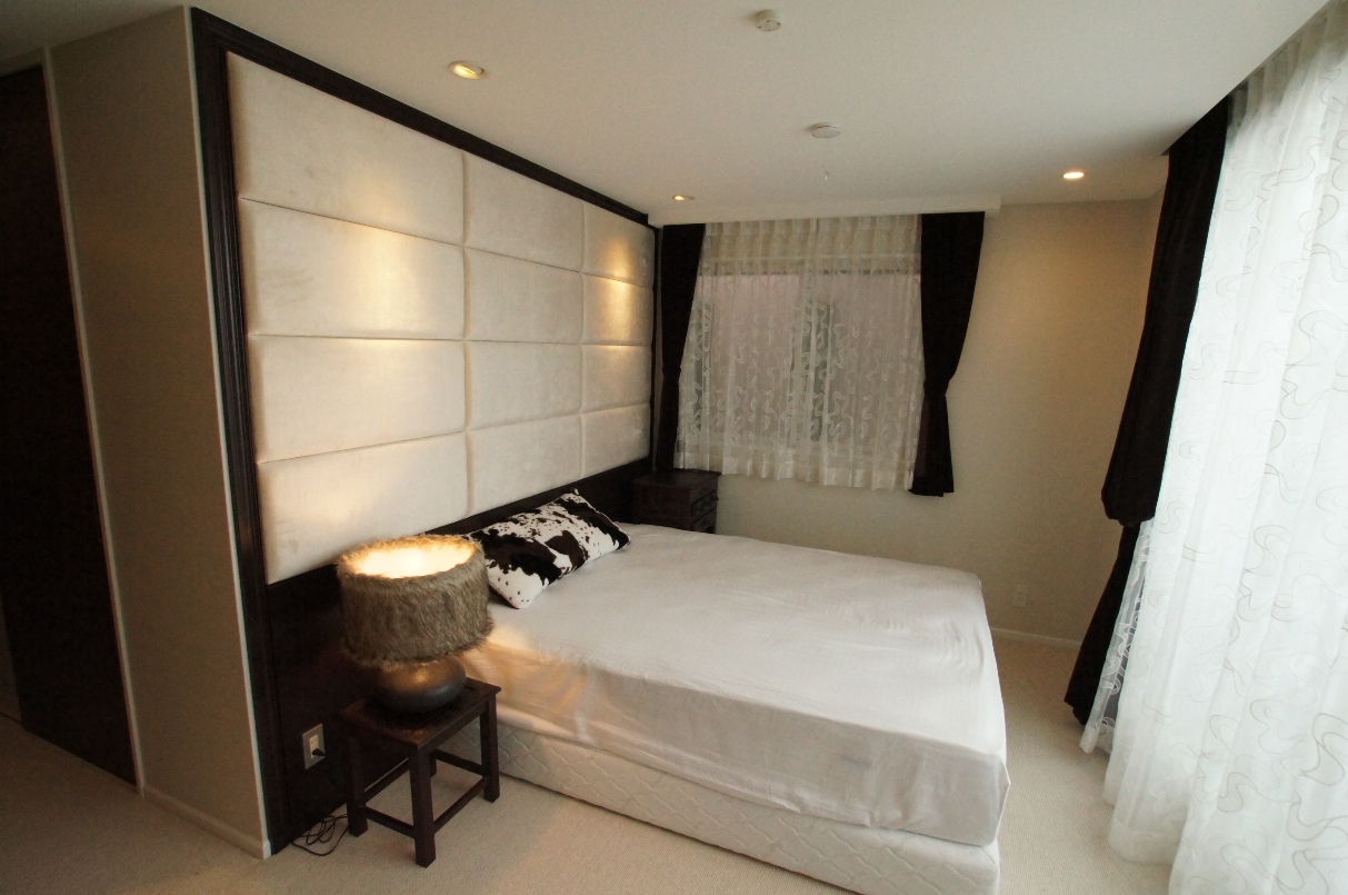 主寝室は、ホテルのような空間に。壁の布団張りがゴージャス感たっぷり